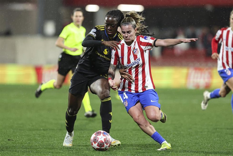 Simi Awujo  Rosa Otermn pelean por un balón en el Atlético de Madrid-Manchester United de la ida del 'playoff' de la Champions Femenina 25-26