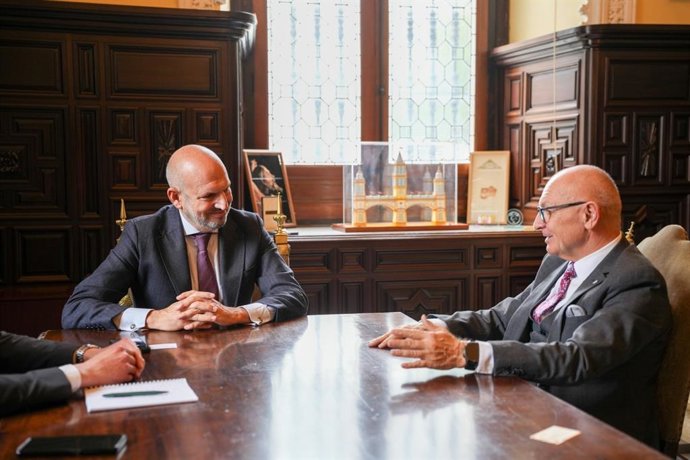 Reunión entre el presidente del Pleno del Ayuntamiento de Sevilla,  Manuel Alés, con el embajador de la República Checa en España, Libor Secka, en la Casa Consistorial.