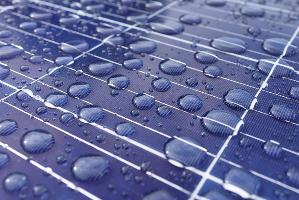 Un dispositivo genera electricidad a partir del sol y la lluvia de forma simultánea.