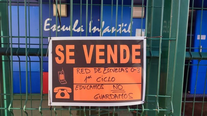 Carteles con motivo de la huelga de escuelas infantiles 0-3