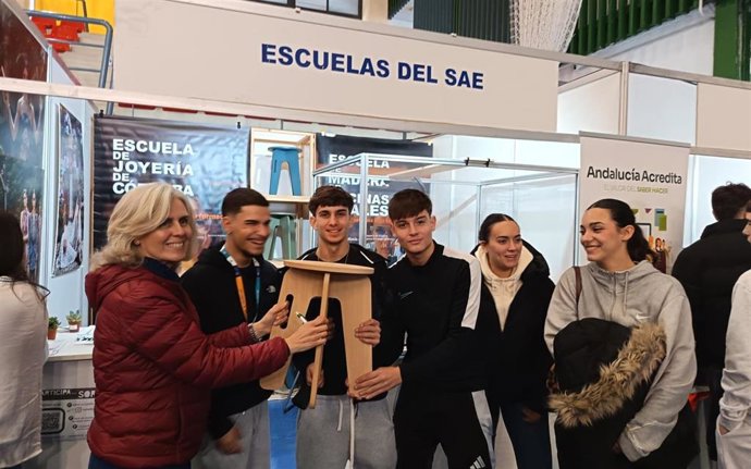 Estudiantes ante el estand de las Escuelas de la Madera y la Joyería del SAE en el XXII Salón del Estudiante de Lucena.