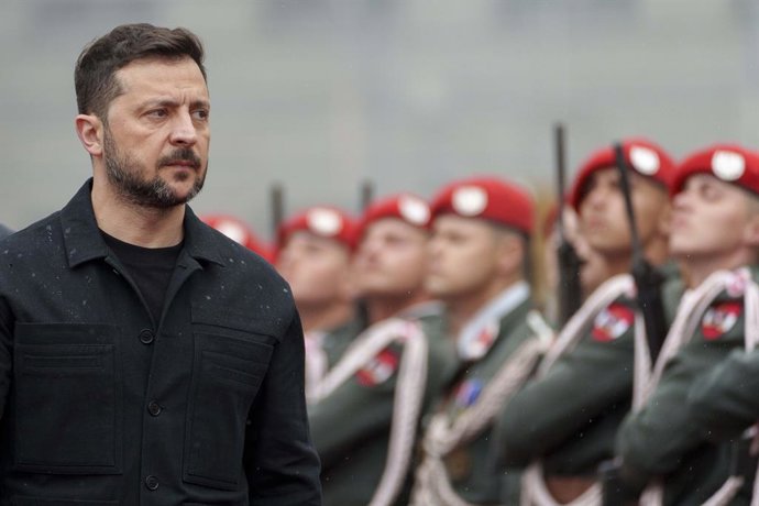 Archivo - Arquivo - 16 de junho de 2025, Viena, Áustria: VOLODYMYR ZELENSKYY, presidente da Ucrânia, e sua esposa OLENA ZELENSKA são recebidos em Viena pelo presidente federal austríaco ALEXANDER VAN DER BELLEN e sua esposa DORIS SCHMIDAUER com honras mil