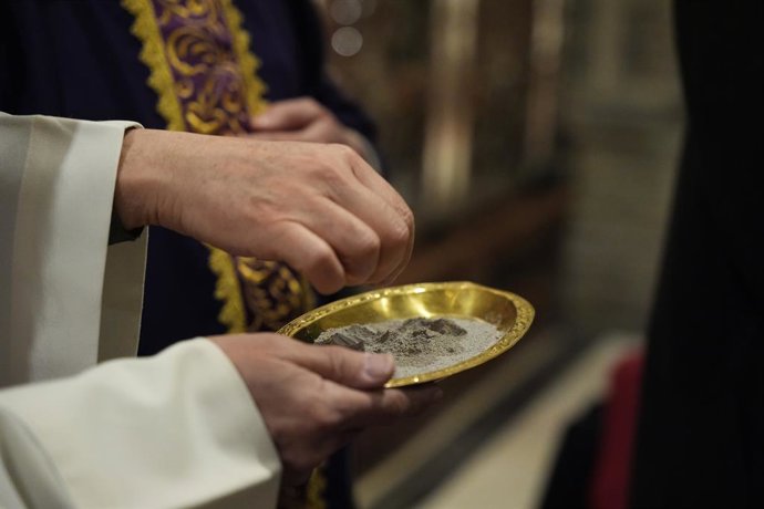 Imagen del rito litúrgico de imposición de la ceniza, que nos recuerda aquello de que ‘polvo somos y en polvo nos convertiremos’ dentro de la celebración de la Santa Misa del Miércoles de Ceniza en la capilla de la Virgen de la Antigua de la Catedral de S