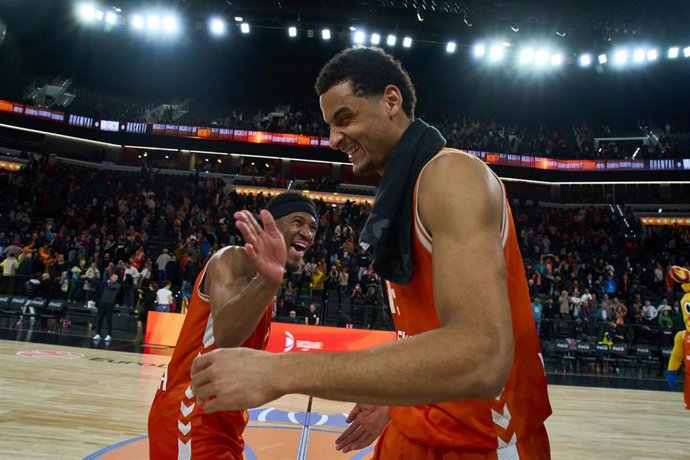 Neal Sako y Kameron Taylor (Valencia Basket) celebran un triunfo de Euroliga en el Roig Arena