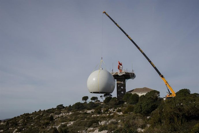 Izado del nuevo radomo del radar de Enaire en Begas (Barcelona).