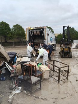 Dispositivo de limpieza en Las Pachecas tras la crecida del río Guadalete.