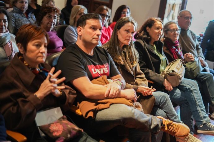 (I-D) El representante de la asociación damnificados de la Dana, Alex Carabalí, la presidenta de la Asociación Víctimas Mortales de la dana 29O, Rosa Álvarez, y la presidenta de la Asociación Víctimas de la dana, Mariló Gradolí. ARCHIVO. 