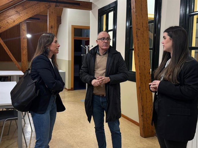 La vicealcaldesa de Gijón y concejala de Economía, Empleo, Turismo e Innovación, Ángela Pumariega, visita las obras del edificio Vicasa para su conversión en albergue de peregrinos y centro de formación.