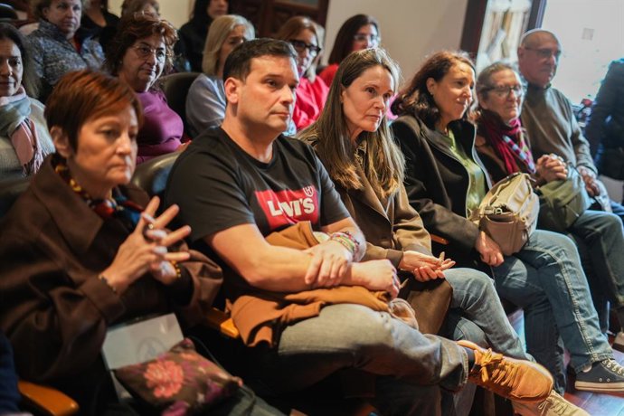 (E-D) El representant de l'associació damnificats de la Dana, Alex Carabalí, la presidenta de l'Associació Víctimes Mortals de la dana 29O, Rosa Álvarez, i la presidenta de l'Associació Víctimes de la dana, Mariló Gradolí. ARXIU. 