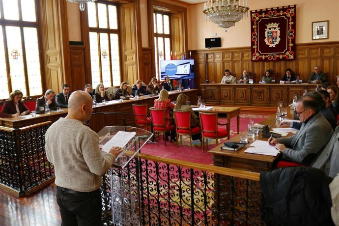 Imagen del Pleno del Ayuntamiento de Palencia en el que se han sorteado los miembros de las mesas para las elecciones del 15 de marzo.