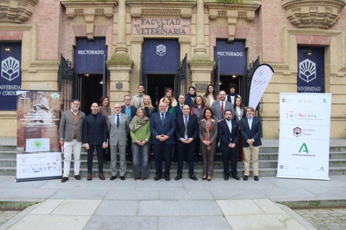 Autoridades durante la presentación del congreso en la fachada principal del Rectorado.