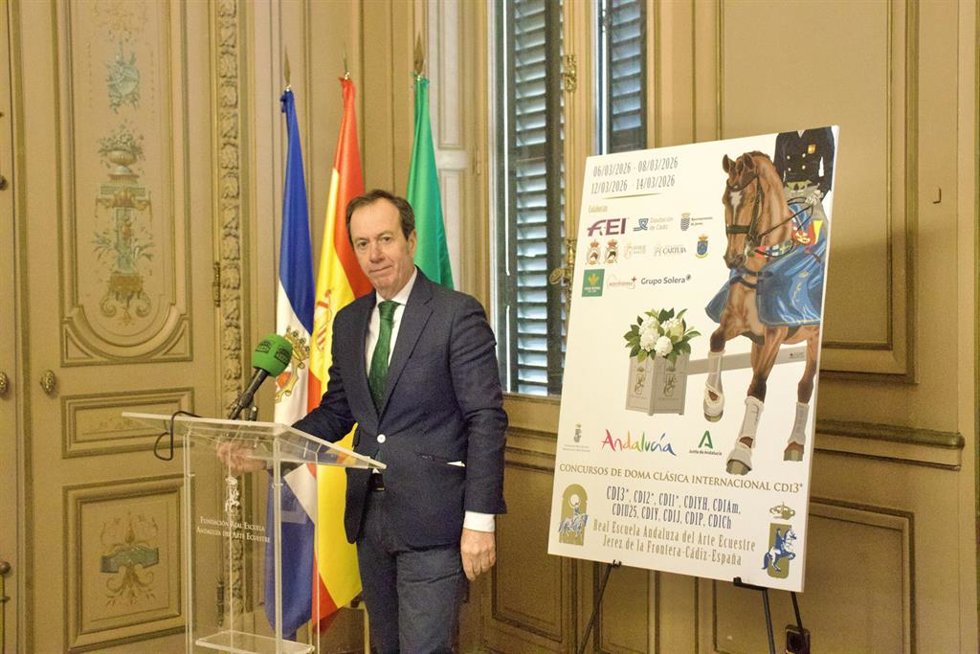 El director de la Real Escuela, Rafael Olvera, presenta los concursos de Doma Clásica Internacional que se celebrarán en marzo en las instalaciones en Jerez de esta institución.