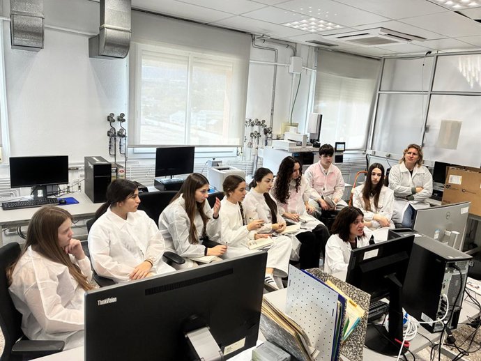 Imagen de una visita de estudiantes de instituto al centro