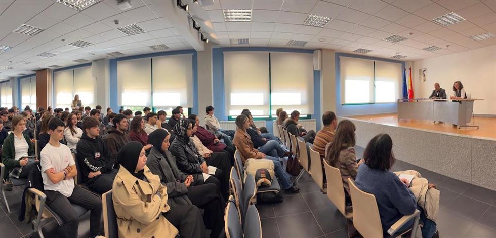Maite Pagazaurtundúa comparte experiencias con los escolares participantes en el proyecto Escuelas Embajadoras del PE