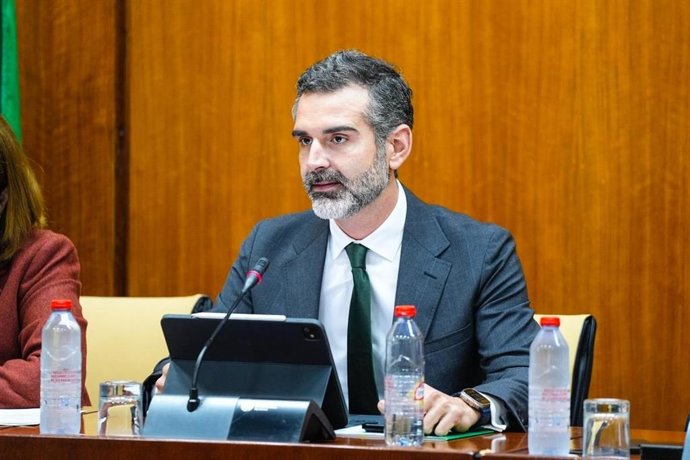 El consejero de Agricultura, Pesca, Agua y Desarrollo Rural, Ramón Fernández-Pacheco, en la comisión parlamentaria de este miércoles
