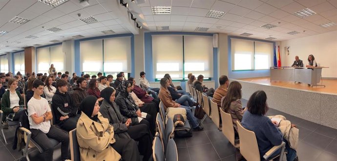 Maite Pagazaurtundúa comparte experiencias con los escolares participantes en el proyecto Escuelas Embajadoras del PE