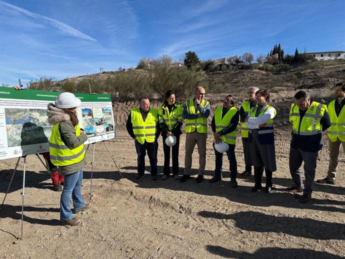 La delegada del Gobierno andaluz en Almería, Aránzazu Martín, y el delegado territorial de Agricultura, Antonio Mena, durante la visita a las obras de rehabilitación de las ramblas del Almanzora en Alcóntar.