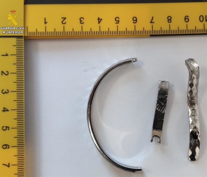 Algunas de las joyas intervenidas por la Guardia Civil en Adra (Almería).