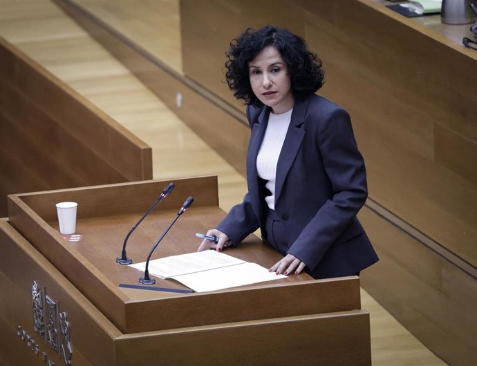 La consellera de Servicios Sociales, Familia e Infancia, Elena Albalat, en el pleno de Les Corts