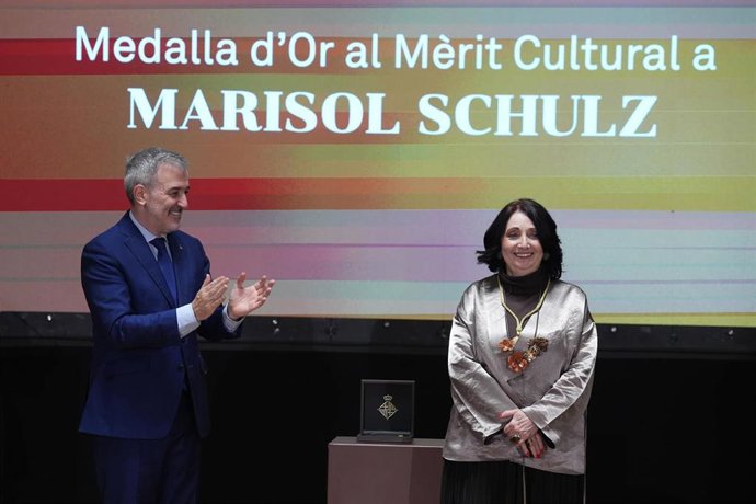El alcalde de Barcelona ha entregado la Medalla de Oro al Mérito Cultural de la ciudad a la editora mexicana Marisol Schulz.