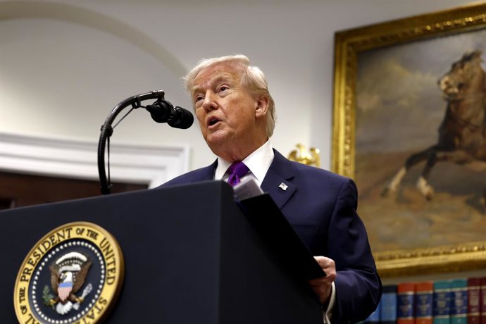 12 de fevereiro de 2026, Washington, Distrito de Columbia, EUA: O presidente dos EUA, Donald Trump, fala ao lado de Lee Zeldin (não fotografado), administrador da Agência de Proteção Ambiental (EPA), na Sala Roosevelt da Casa Branca, em Washington, DC, EU