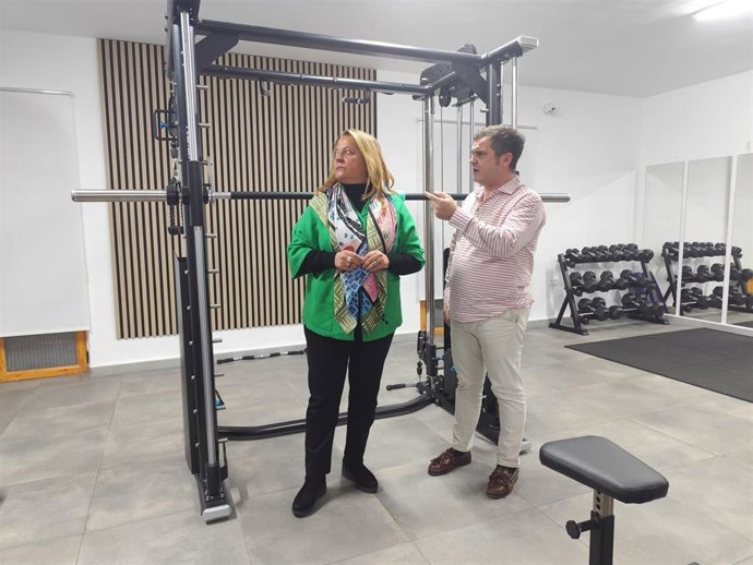 La delegada Ángela Hidalgo y el alcalde de Hornos de Segura, Mario Navarro.