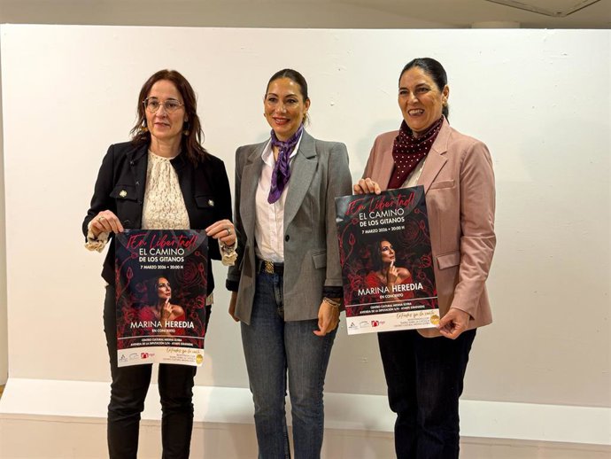 Marina Heredia, flanqueada por la alcaldesa de Atarfe, Yolanda Fernández, a su izquierda, y la concejala de Cultura, Jennifer García