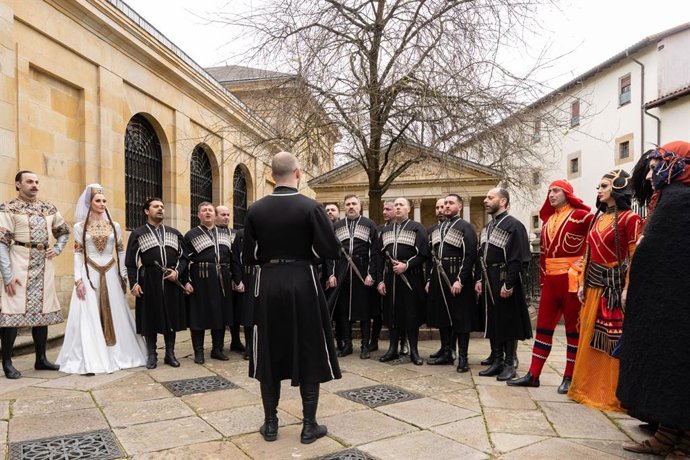 El Ballet y Coro Nacional de Georgia Erisioni, bajo el Árbol de Gernika (Bizkaia)