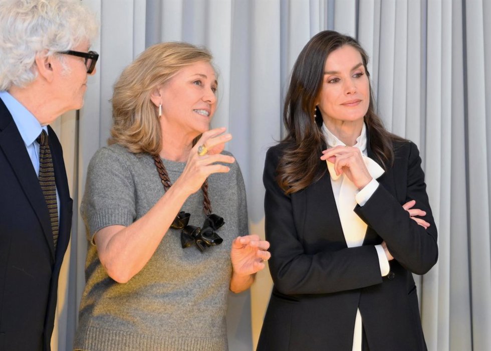 Alberto Fesser, presidente de La Fábrica y Fundación Contemporánea, y la Reina Letizia durante la presentación oficial de la Alianza por la Lana, que se llevará a cabo en el marco del Madrid Design Festival 2026, celebrada en la Institución Libre de E