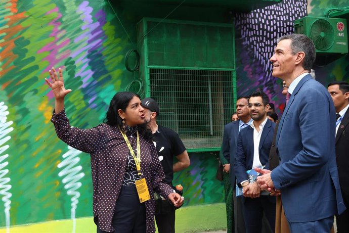 El presidente del Gobierno, Pedro Sánchez (d), a la inauguración del mural hispano-indio en el Lodhi Art District, a 18 de febrero de 2026, en Nueva Delhi (República de la India).