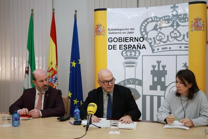 El subdelegado del Gobierno (c), Manuel Fernández, informa sobre las ayudas a los afectados por los temporales.