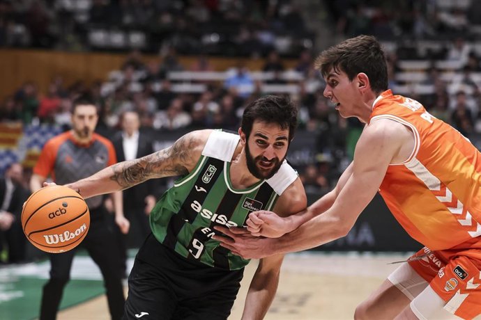 Ricky Rubio (Joventut) y Sergio de Larrea (Valencia Basket) en un duelo en el Olímpic