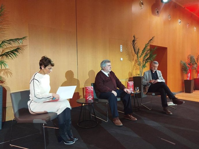 La secretaria general del PSN y presidenta de Navarra, María Chivite, junto a Jesús Eguiguren y el secretario de Memoria y Convivencia del PSN, Martín Zabalza