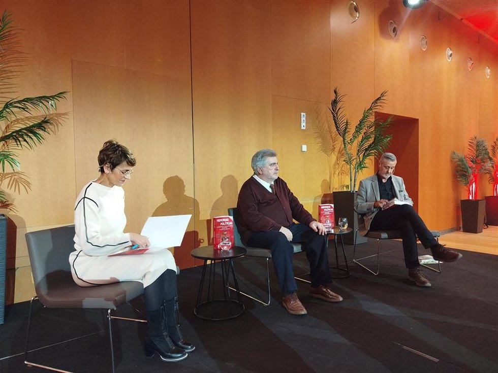 La secretaria general del PSN y presidenta de Navarra, María Chivite, junto a Jesús Eguiguren y el secretario de Memoria y Convivencia del PSN, Martín Zabalza