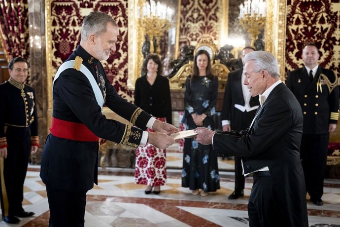 El Rey Felipe VI recibe la Carta Credencial del nuevo embajador de los Estados Unidos de América, Benjamín León JR., en el Palacio Real de Madrid, a 18 de febrero de 2026, en Madrid (España). El Rey recibe hoy las Cartas Credenciales de los nuevos embajad
