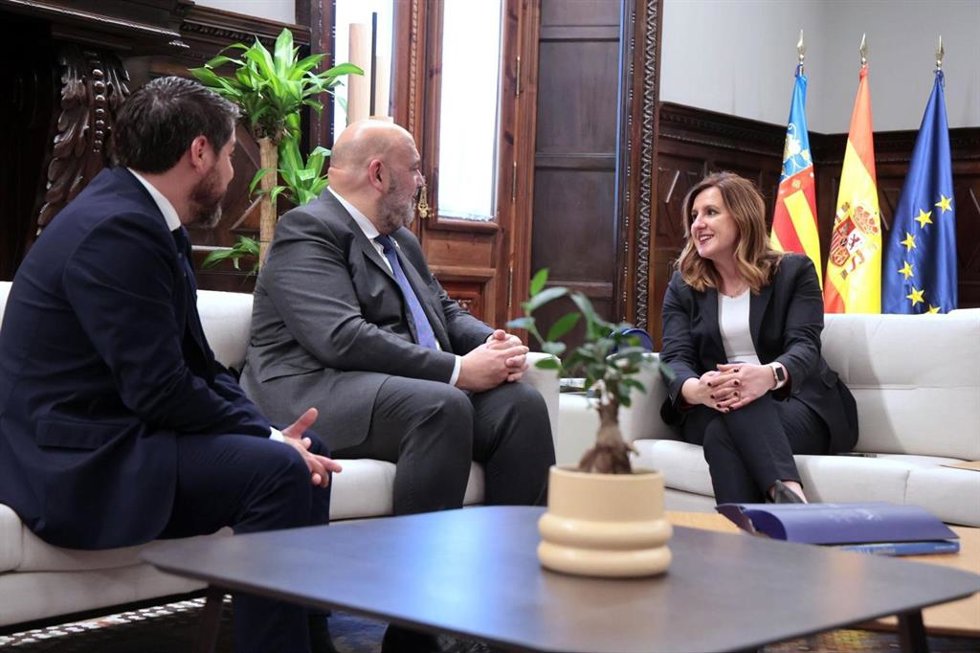 El alcalde de Palma, Jaime Martínez Llabrés, y la alcaldesa de Valencia, María José Catal, reunidos este miércoles en Valencia.