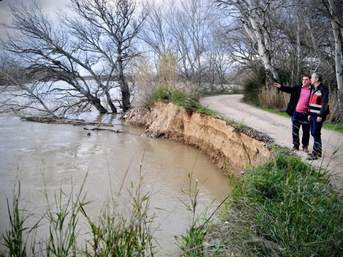 El director general de Emergencias y Protección Civil, Miguel Ángel Clavero, y el alcalde de Alfajarín, Jesús Boned, inspeccionan la crecida del río Ebro.