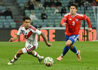 Futbol, Chile vs Peru Partido amistoso 2025 El jugador de la seleccion chilena Alexander Aravena, derecha, disputa el balon contra Jesus Pretell de Peru, durante el partido amistoso contra Peru disputado en el Estadio Olimpico Fisht de Sochi,