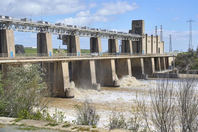 Archivo - La presa de Alcalá del Río libera agua tras las lluvias caídas al paso de la borrasca. Imagen de archivo. 