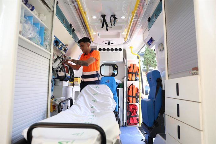 Archivo - Interior de un vehículo sanitario. Imagen de archivo. 
