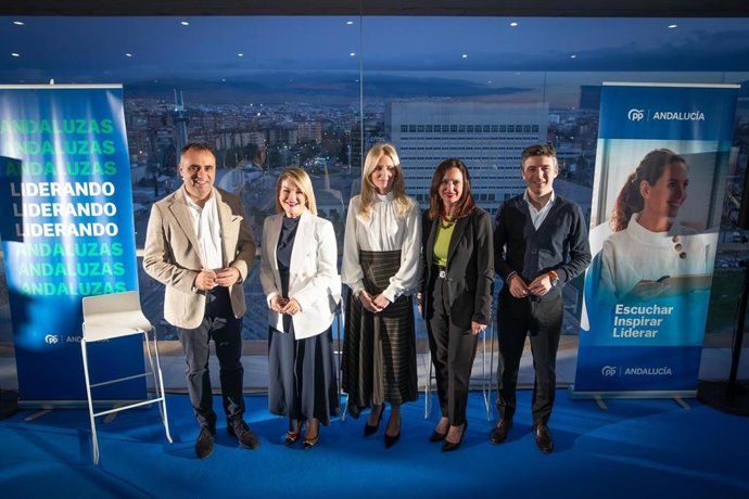 Fotografía de familia de la inauguración del foro 'Andaluzas que lideran a tu lado'.