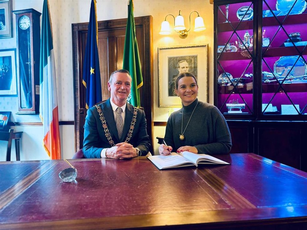 La presidenta del Govern, Marga Prohens, y el alcalde de Cork, Fergal Dennehy.