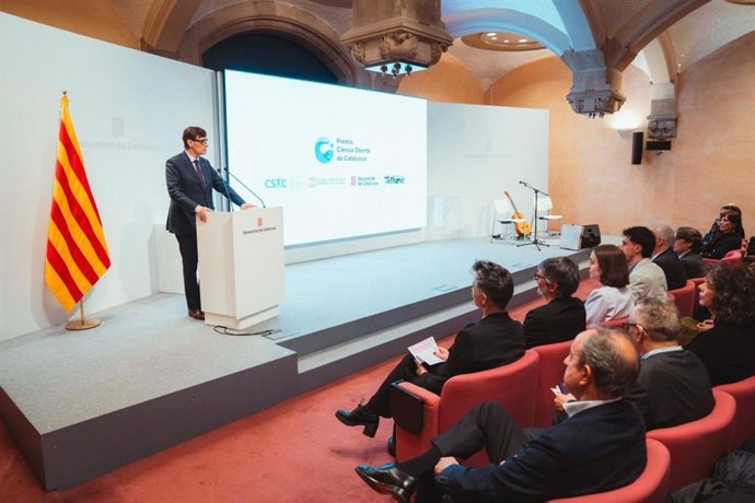 El presidente de la Generalitat, Salvador Illa, durante su discurso en la entrega de los I Premis de Ciència Oberta de Catalunya