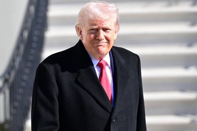 13 de fevereiro de 2026, Washington, DC, EUA: (NOVO) O presidente dos Estados Unidos, Donald J. Trump, fala com repórteres antes de deixar a Casa Branca no Marine One. 13 de fevereiro de 2026, Washington, DC, EUA: Na tarde de sexta-feira, o presidente Tru