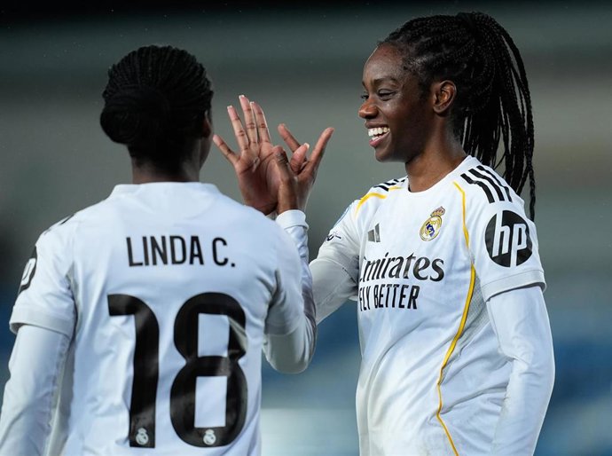 Las jugadoras del Real Madrid Naomie Feller y Linda Caicedo celebrando el primer gol del partido.