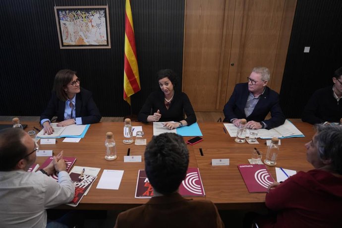 La consellera de Economía, Alícia Romero (c), y el secretario general de la Conselleria, Juli Fernández (d), durante  una reunión entre la Generalitat de Catalunya y los Comuns sobre los presupuestos catalanes