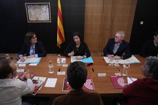La consellera d'Economia, Alícia Romero (c), i el secretari general de la Conselleria, Juli Fernández (d), durant  una reunió entre la Generalitat de Catalunya i els Comuns sobre els pressupostos catalans