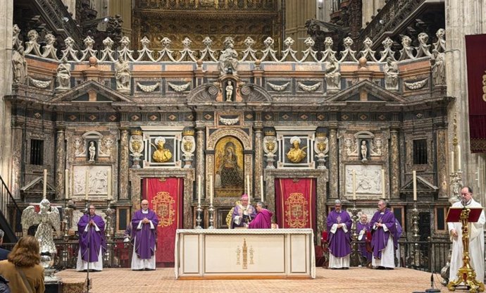 La Catedral de Sevilla celebra la tradicional misa de imposición de la ceniza con motivo del Miércoles de Ceniza.