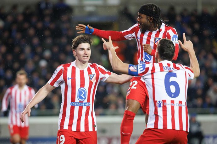 Julian Alvarez, do Atlético de Madrid, comemora após marcar um gol durante uma partida de futebol entre o clube belga Brugge KV e o espanhol Atlético de Madrid, em Bruges, na quarta-feira, 18 de fevereiro de 2026, na primeira partida das eliminatórias par