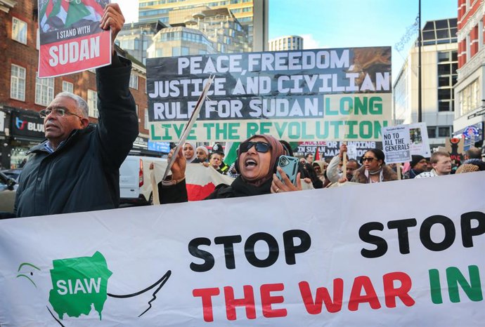 Archivo - December 20, 2025, London, United Kingdom: Protesters march along Edgware Road carrying a large sign saying ''Peace, Freedom, Justice and Civilian rule for Sudan'' while chanting and punching the air during the demonstration. Protesters marched 